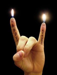 Happy Birthday со свечками на пальцах